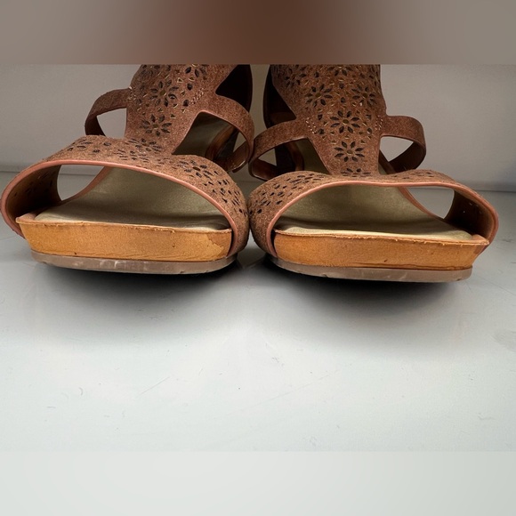 Kenneth Cole Reaction Women's Roll T-Strap Wedge Sandal Size 8 - Picture 14 of 16